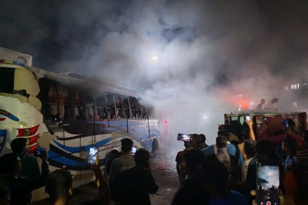 বরিশালে হাফভাড়া না নেওয়াকে কেন্দ্র  করে বরিশাল-ঢাকা মহাসড়কের কেন্দ্রীয় বাস টার্মিনালে সংঘর্ষ-ভাংচুর  দুই ঘন্টা পর সেনাবাহিনীর হস্তক্ষেপে স্বাভাবিক